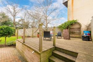 patio trasero con terraza de madera y valla en Near Major Attractions Comfortable TV, en Bath