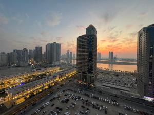 un perfil urbano con mucho tráfico y edificios en Sharja 1302, en Sharjah
