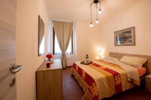 een slaapkamer met een bed en een raam bij Il Pucchio in Certaldo