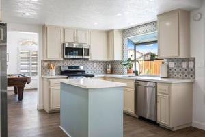 Dapur atau dapur kecil di Sundown Oasis With Private Pool And Spa