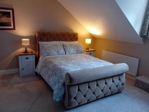 ein Schlafzimmer mit einem großen Bett mit zwei Nachttischen in der Unterkunft White Quarry House in Navan