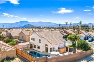 una vista aérea de una casa con piscina en Sundown Oasis With Private Pool And Spa, en Indio