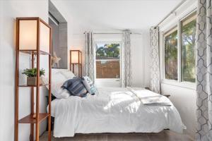 a bedroom with a bed and a window at Private Fort Lauderdale cottage in Fort Lauderdale