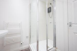 W łazience znajduje się prysznic ze szklanymi drzwiami. w obiekcie Free Parking | 2BR | WiFi w Cardiff