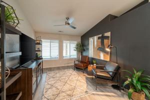 Gallery image of Desert Noir Modern Chic Pool Retreat in Indio