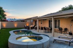Πισίνα στο ή κοντά στο Desert Noir Modern Chic Pool Retreat