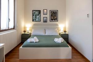 VanzagoにあるLe Case nel Boscoのベッドルーム1室(枕2つ付)