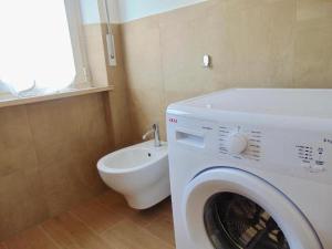uma máquina de lavar roupa na casa de banho com WC em RS306 - Marcelli, monolocale in centro con parcheggio em Marcelli