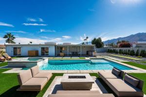 une arrière-cour avec une piscine et une maison dans l'établissement Sunny Vista Pool And Spa Home With Mountain Views, à Palm Springs