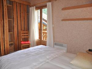 1 dormitorio con cama blanca y ventana en Chalet Abondance, 7 pièces, 14 personnes - FR-1-692-5, en Abondance