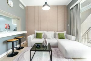 uma sala de estar com um sofá branco e uma mesa em Downtown Dubai - CityApartmentStay em Dubai