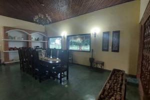 a dining room with a table and chairs at Casa de campo Sede de Fazenda - MT in Nossa Senhora do Livramento