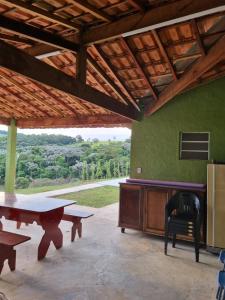 a ping pong table in a room with a view at O Zóio da cobra é verde in Bragança Paulista
