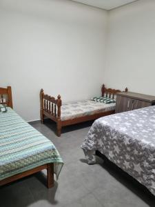 Postel nebo postele na pokoji v ubytování O Zóio da cobra é verde