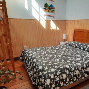 Tempat tidur dalam kamar di Casa Elias Hostel-Av Elias