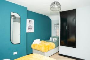 Habitación con cama y espejo. en A modern home close to city centre with parking en Killingbeck