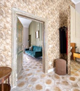 sala de estar con sofá azul y espejo en Ziolì en Noto