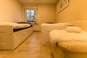 リュベナウにあるSpreewald Fewo direkt am Wasserのベッド2台と窓が備わる客室です。