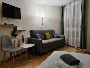 een woonkamer met een bank en een tafel bij Apartments Bella in Užice