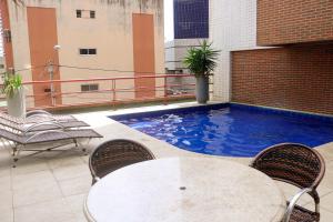 una piscina en la azotea de un edificio en Apartamento com Varanda vista mar, Max 4 Pessoas, en Fortaleza