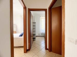 przedpokój z sypialnią i łóżkiem w pokoju w obiekcie Appartamento confortevole con terrazza w Como