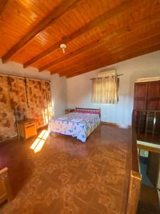 een slaapkamer met een bed en een houten plafond bij Rosas287 in Puerto Iguazú