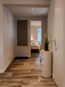 een hal met een kamer met een bed en een plant bij Hausboot Boddenperle in Ribnitz-Damgarten