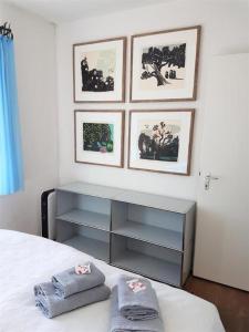ein Schlafzimmer mit einem Bett mit zwei Handtüchern darauf in der Unterkunft "Pipistrello" 3 Zimmer grosses bezauberndes freistehendes Tessiner Ferienhaus mit unglaublich viel Charme in Ronco sopra Ascona