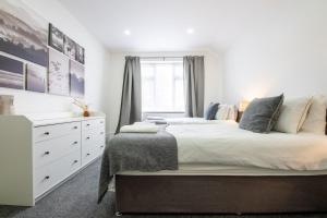 A bed or beds in a room at Smart TV | WiFi | Free Parking