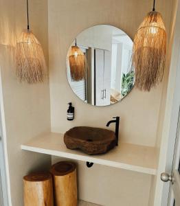 a bathroom with a sink and a mirror at Casa Gali in Ríohacha