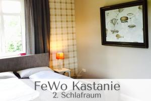 um quarto com uma cama e uma fotografia na parede em Gutshaus Volzrade em Volzrade