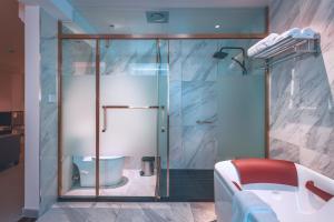 Un baño con ducha de cristal con inodoro. en Lyz Business Hotel Piura, en Piura
