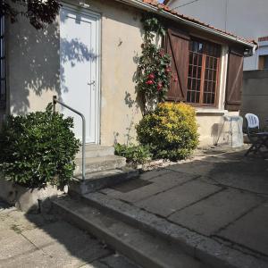 メール・レ・バンにあるMaison avec jardin à Mers les Bainsの玄関