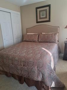 1 dormitorio con 1 cama grande con colcha en Chiky Sanctuary en Raleigh