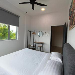 Postel nebo postele na pokoji v ubytování The Oasis Kuantan with Private Pool