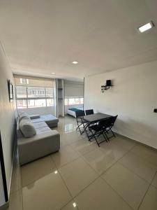 een woonkamer met een bank en een tafel bij hermoso apt 201 corferias, embajada americana , agora , g12 in Bogota