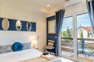 1 dormitorio con 1 cama grande y balcón en Central Kifissia BLέ & ÁPPεROL Malomar Homing en Athens