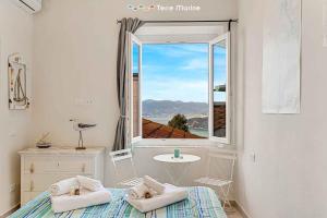 ein Schlafzimmer mit einem Bett mit zwei Kissen und einem Fenster in der Unterkunft La Frida, Terre Marine in Lerici