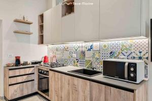 una cucina con forno a microonde su un piano di lavoro di La Frida, Terre Marine a Lerici