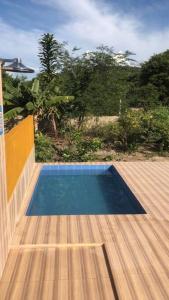 einen kleinen Pool auf einer Holzterrasse in der Unterkunft Casa no Campo in Senhor do Bonfim