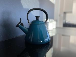 une bouilloire pour le thé bleu assise sur une table dans l'établissement Hausboot Auszeit - LP11, à Laasow