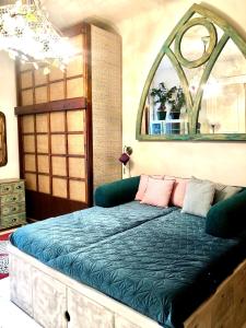 een slaapkamer met een bed met een blauw dekbed bij Szentkirályi Art Studio in Boedapest