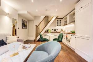 a living room with a couch and a table at 4 guests | Smart TV | Attractions in London