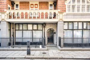 a building with a gate and a door at 4 guests | Smart TV | Attractions in London