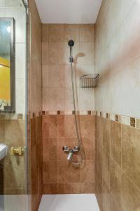 łazienka z prysznicem i umywalką w obiekcie Apartamento Zeus - PlusHolidays w mieście Calpe