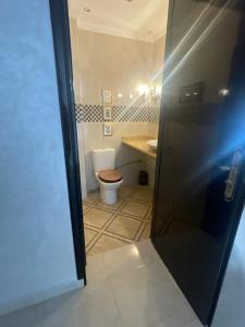 ein Bad mit einem WC und einem Waschbecken in der Unterkunft Appartement spacieux à seulement 10minutes de la plage d'Agadir in Agadir