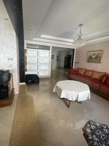 - un salon avec un canapé et une table dans l'établissement Appartement spacieux à seulement 10minutes de la plage d'Agadir, à Agadir