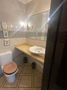 La salle de bains est pourvue de toilettes et d'un lavabo. dans l'établissement Appartement spacieux à seulement 10minutes de la plage d'Agadir, à Agadir