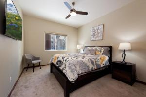 sypialnia z łóżkiem i wentylatorem sufitowym w obiekcie Crimson Cliffs - Unit 8 w mieście Durango