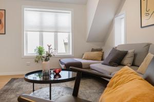 Posezení v ubytování Unique and Spacious Apt close to City Centre
